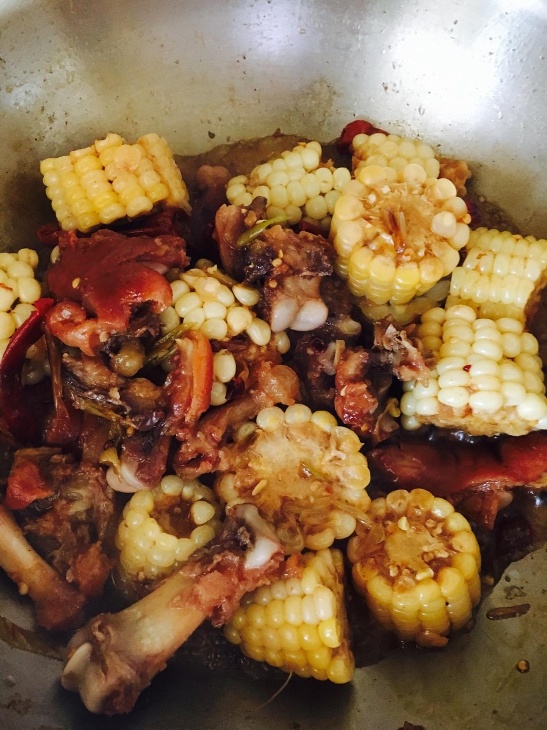剩的醬豬蹄燉玉米的做法 步骤4