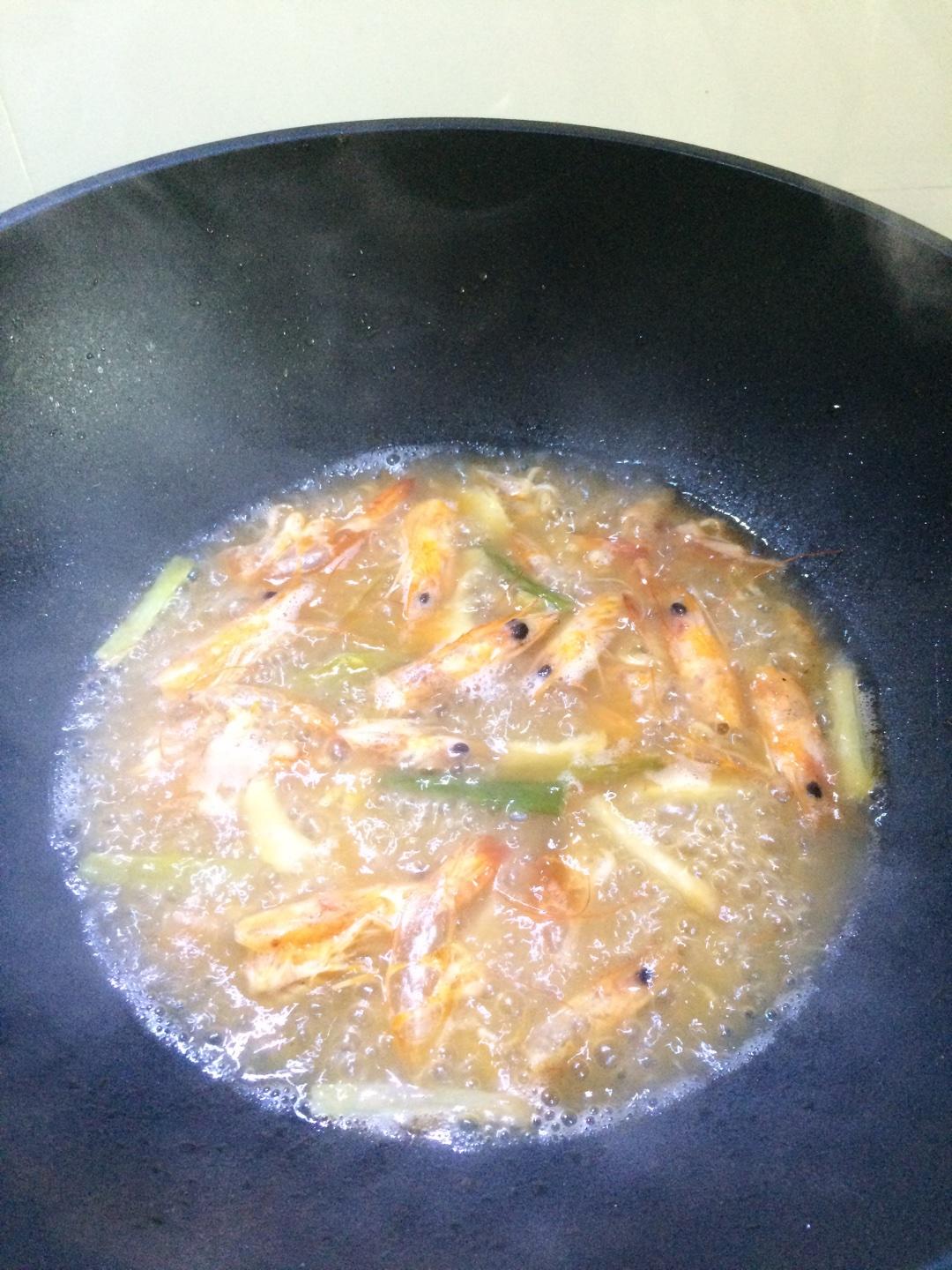 鮮蝦炒飯的做法 步骤3