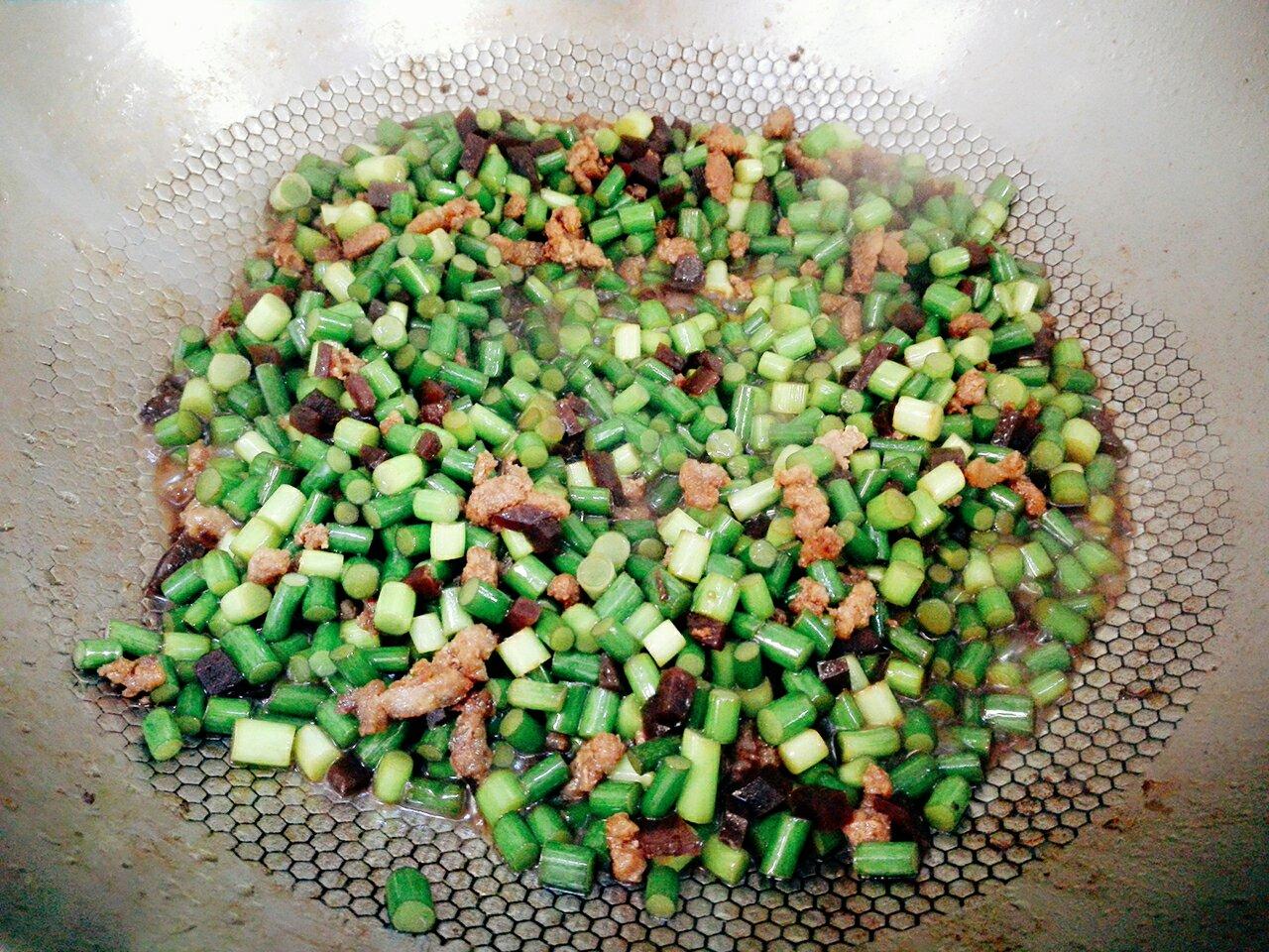 肉沫蒜薹綠三剁（超下飯）的做法 步骤2