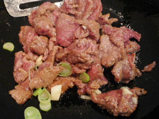 牛肉炒蘆筍的做法 步骤2