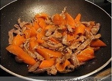 胡蘿蔔炒牛肉的做法 步骤8