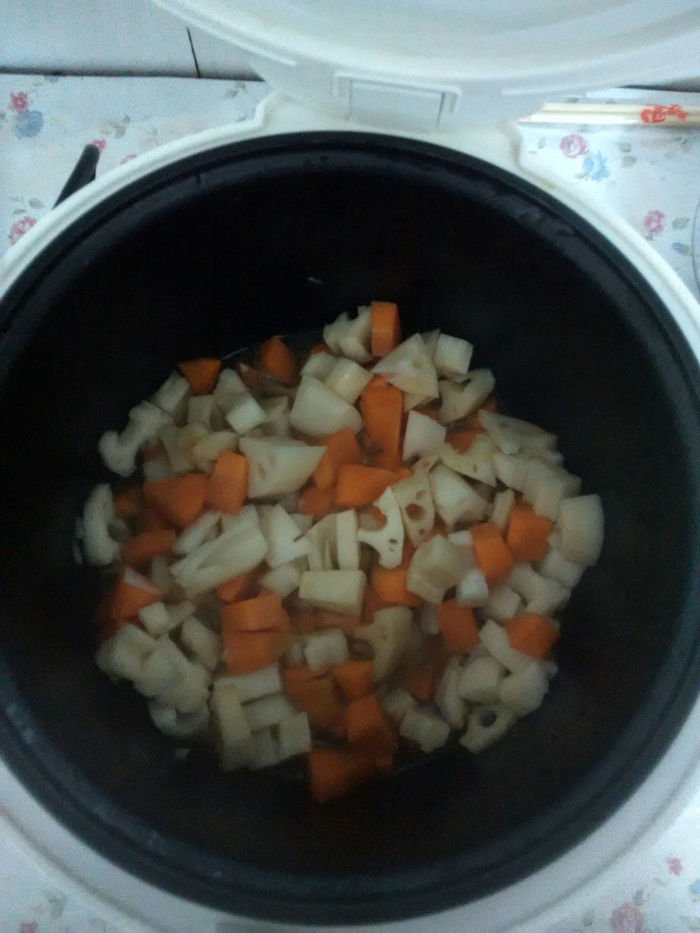 胡蘿蔔藕丁燜飯的做法 步骤1