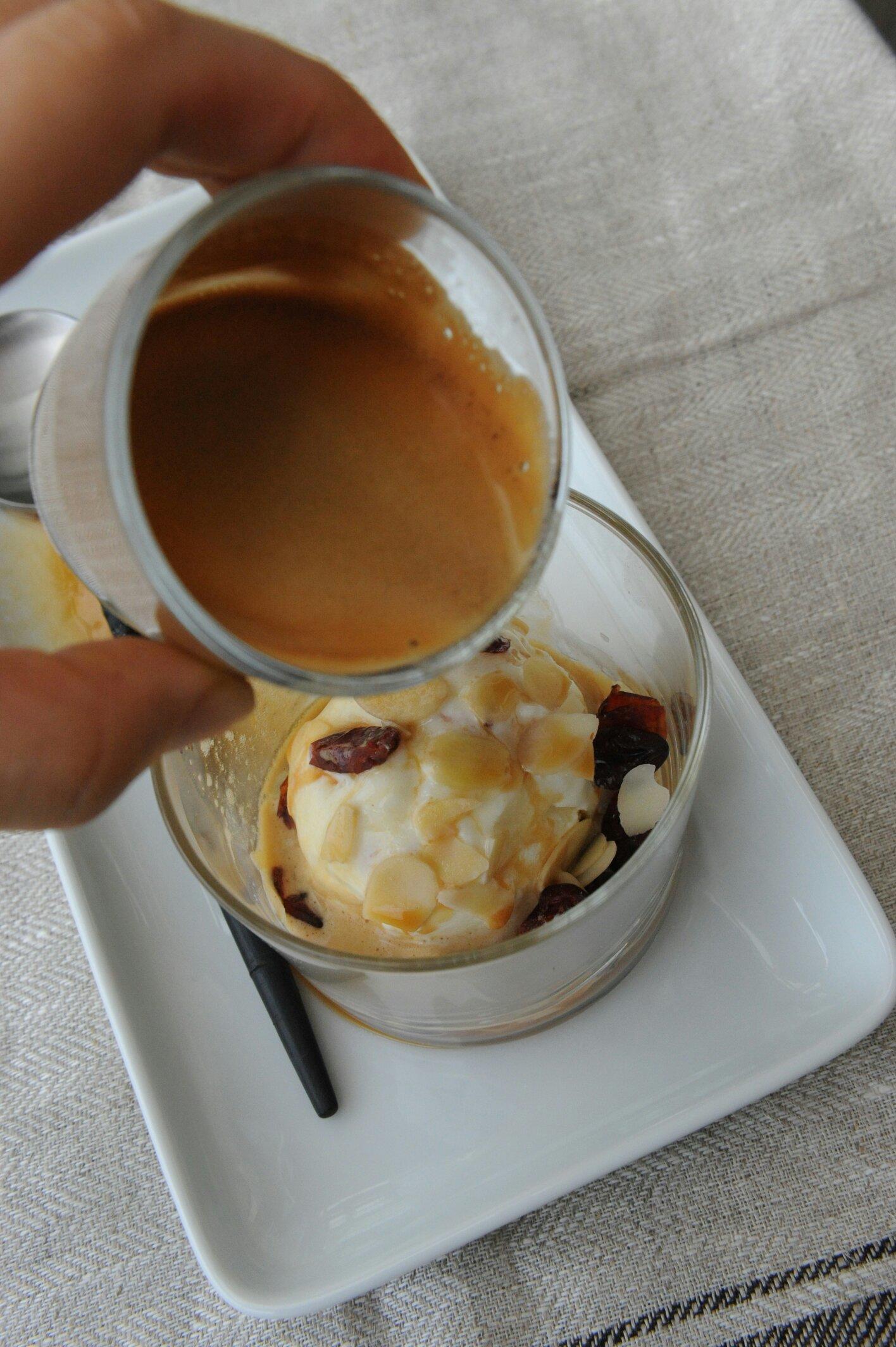 阿芙佳朵--冰淇淋與濃縮咖啡的邂逅的做法 步骤3