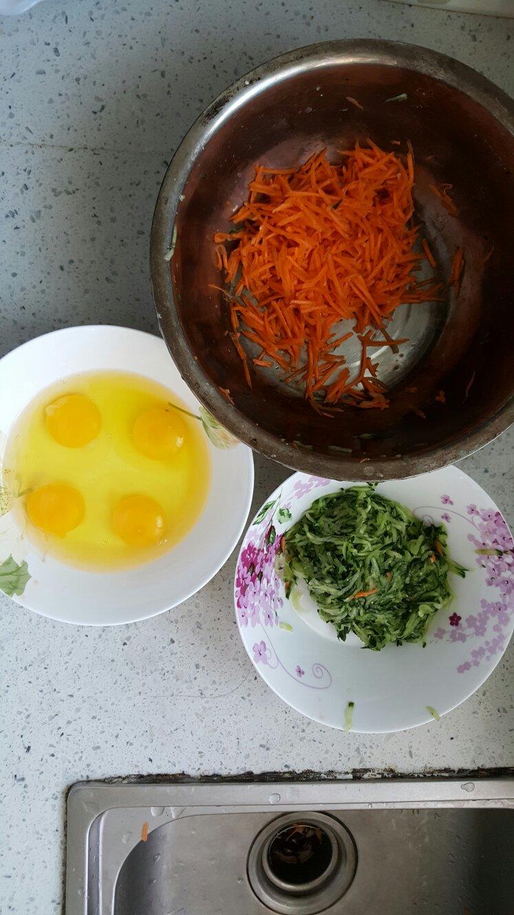 胡蘿蔔雞蛋木耳蝦皮水餃的做法 步骤1