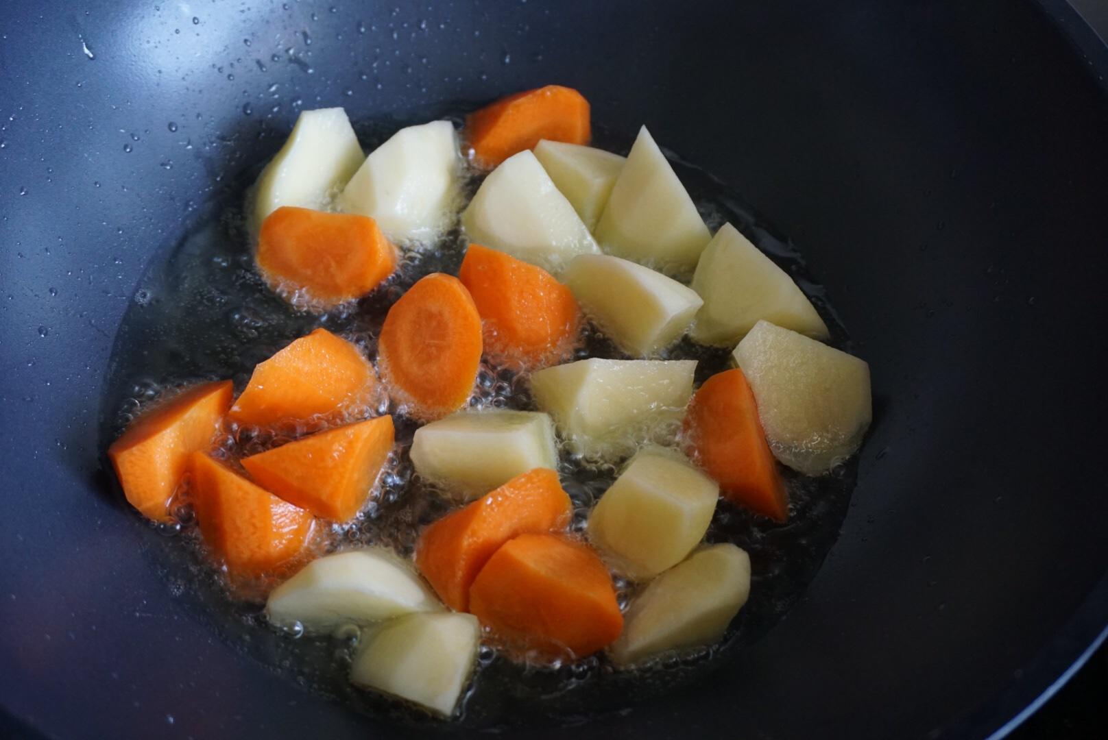 土豆牛腩燜飯的做法 步骤5
