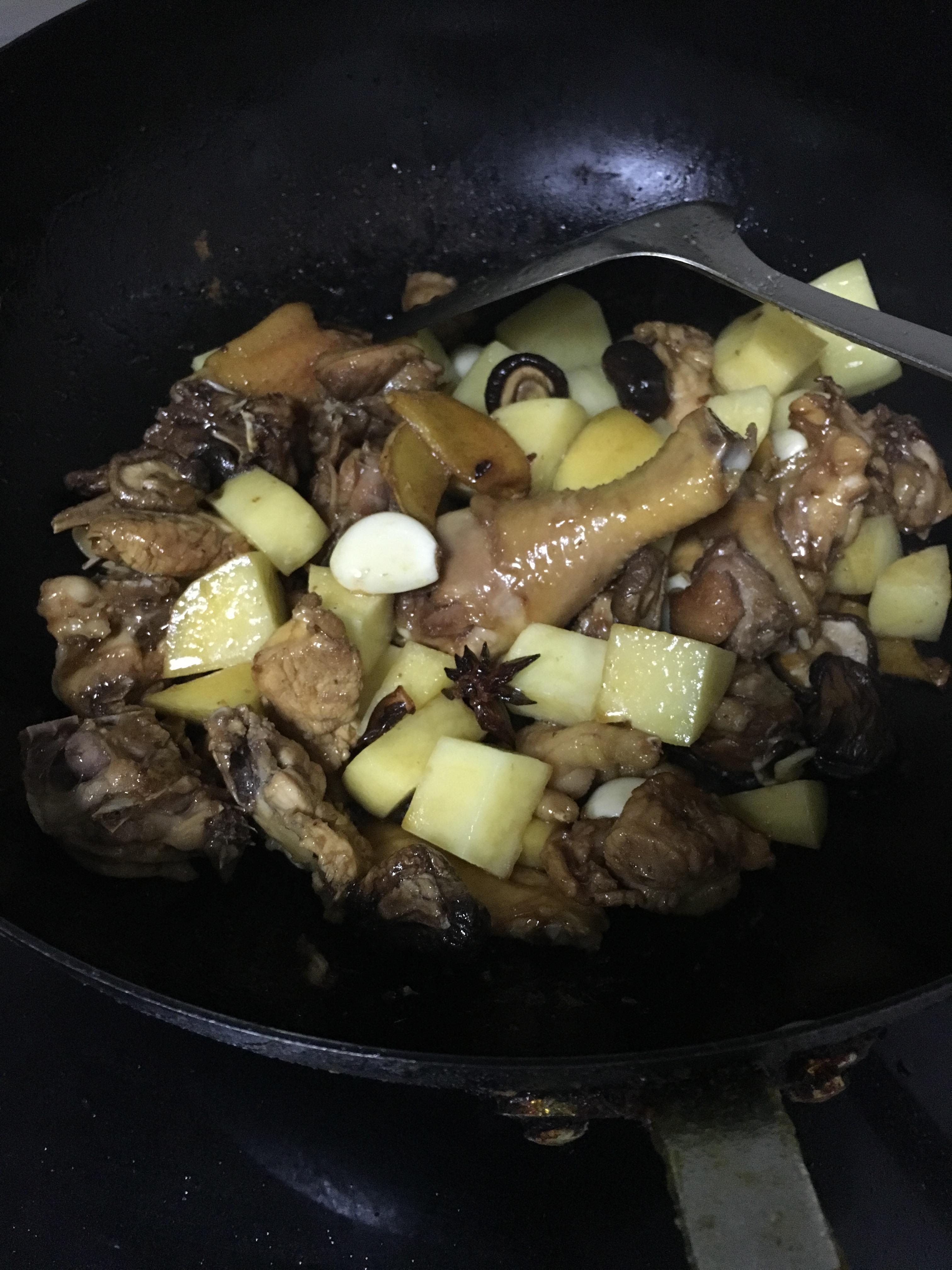 簡單易學土豆香菇燜雞肉的做法 步骤5