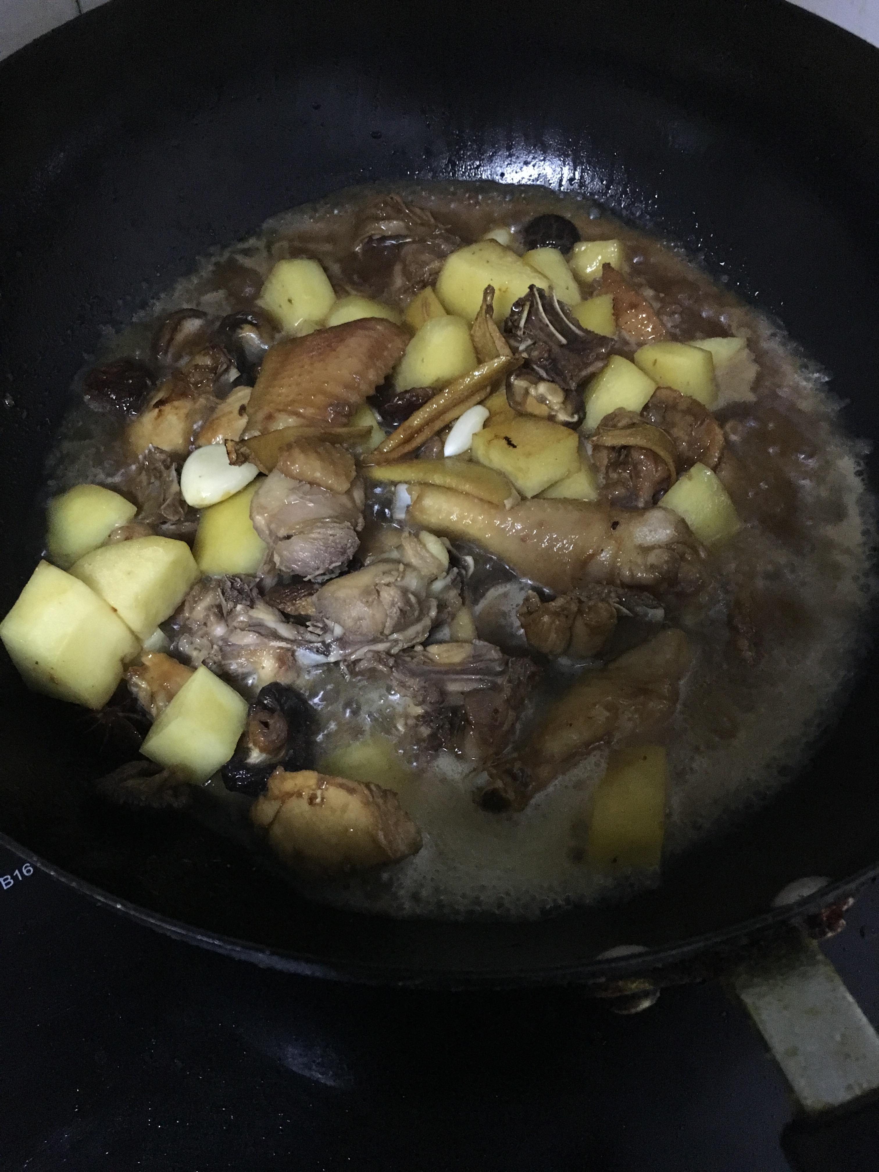 簡單易學土豆香菇燜雞肉的做法 步骤6
