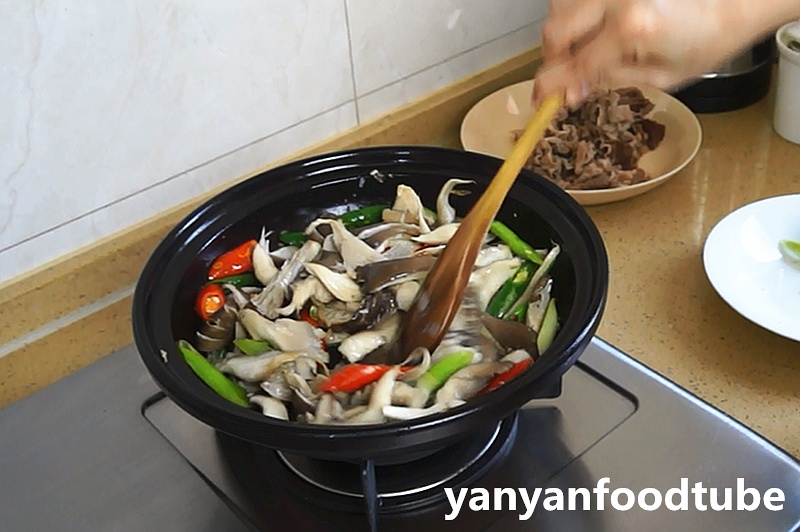 肥牛蘑菇砂鍋 Beef & Mushroom Hotpot的做法 步骤3