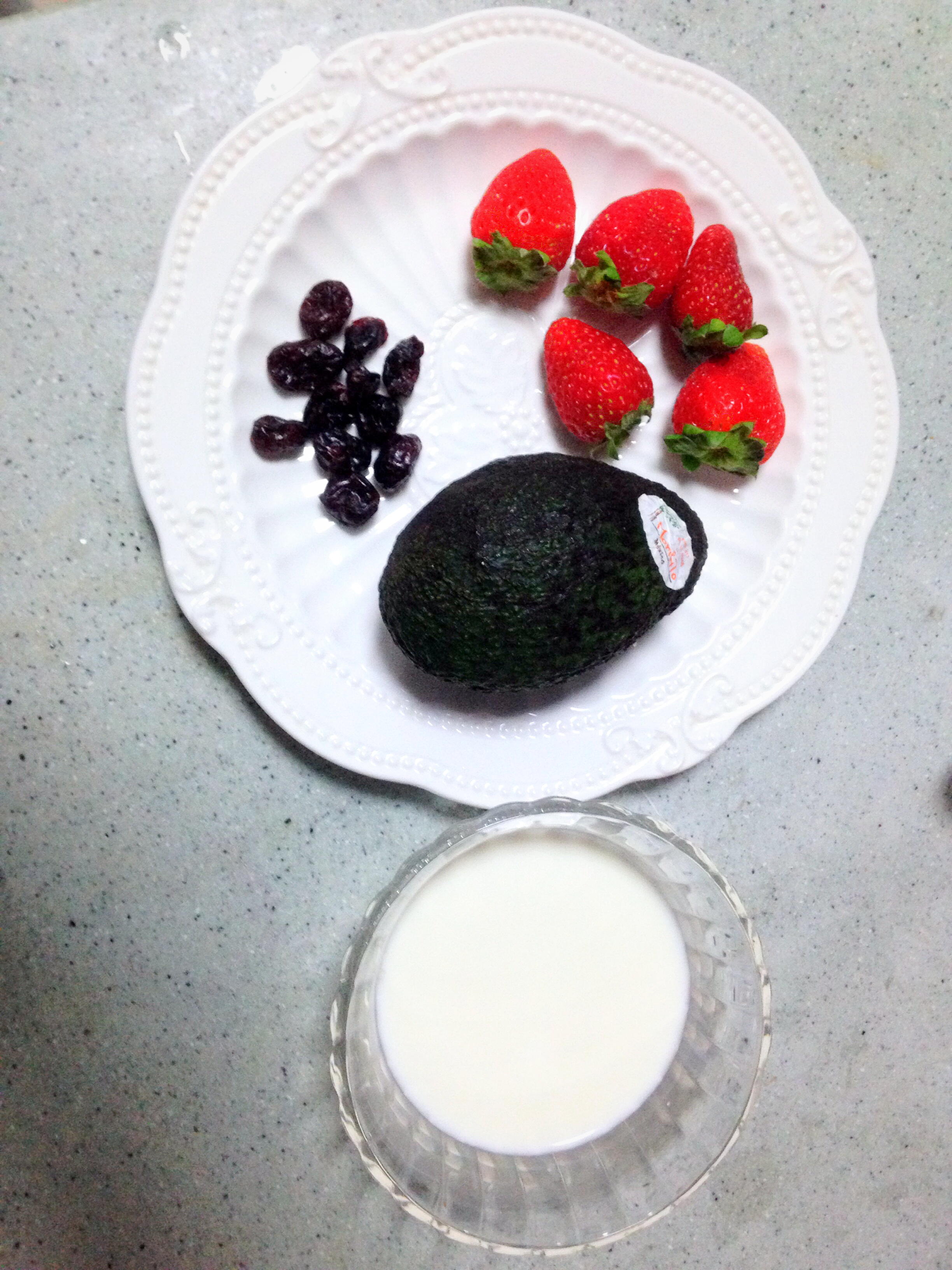 慕思雪-牛油果草莓的做法 步骤1