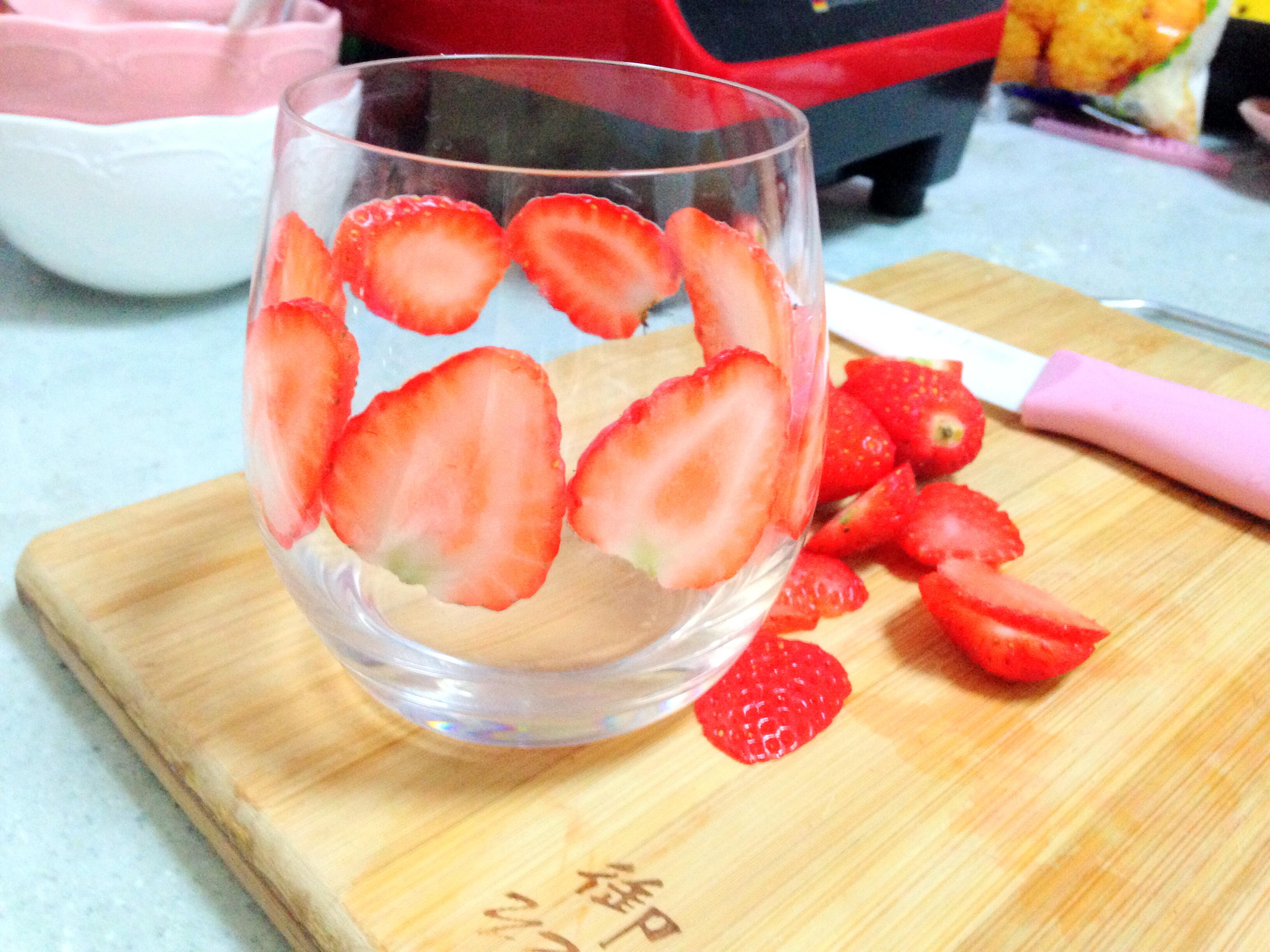 慕思雪-牛油果草莓的做法 步骤5