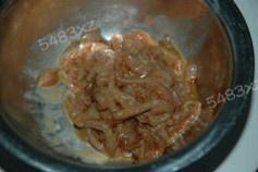 金針菇炒肉絲的做法 步骤1