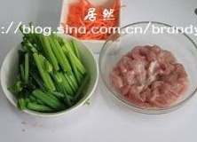 瘦肉炒韭菜花的做法 步骤2