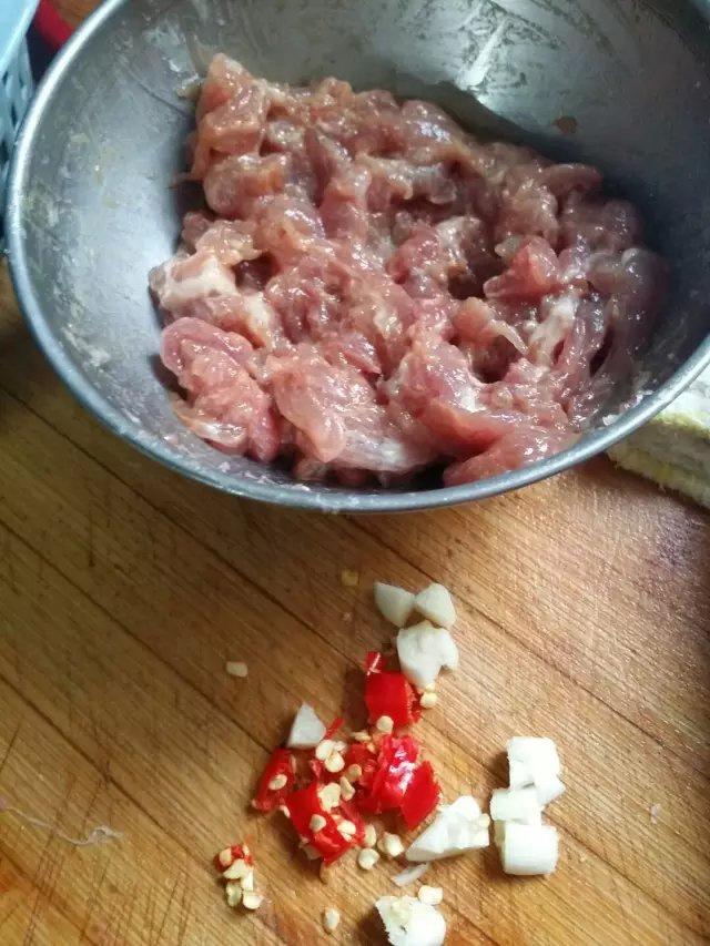 辣炒海帶肉絲的做法 步骤2