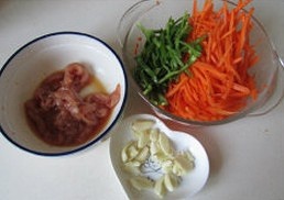 紅蘿蔔炒肉絲的做法 步骤2