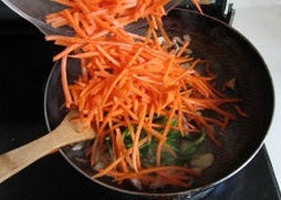 紅蘿蔔炒肉絲的做法 步骤5