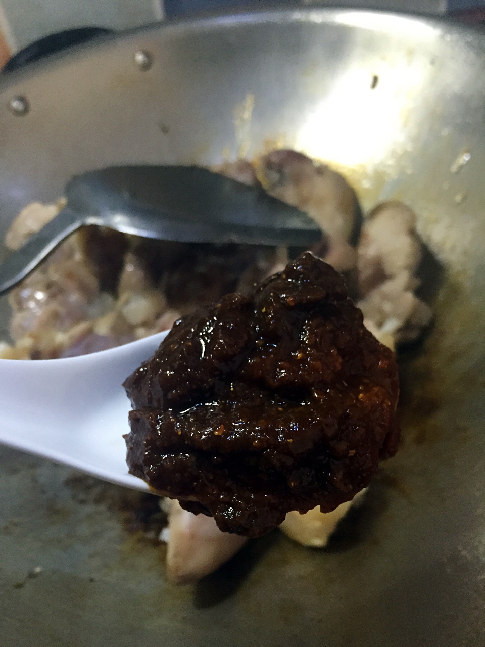 花生豆醬燜豬腳的做法 步骤2