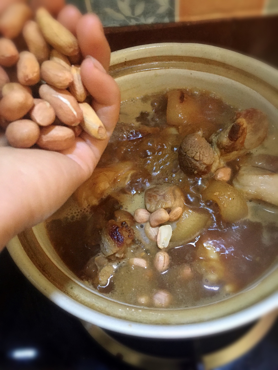 花生豆醬燜豬腳的做法 步骤4