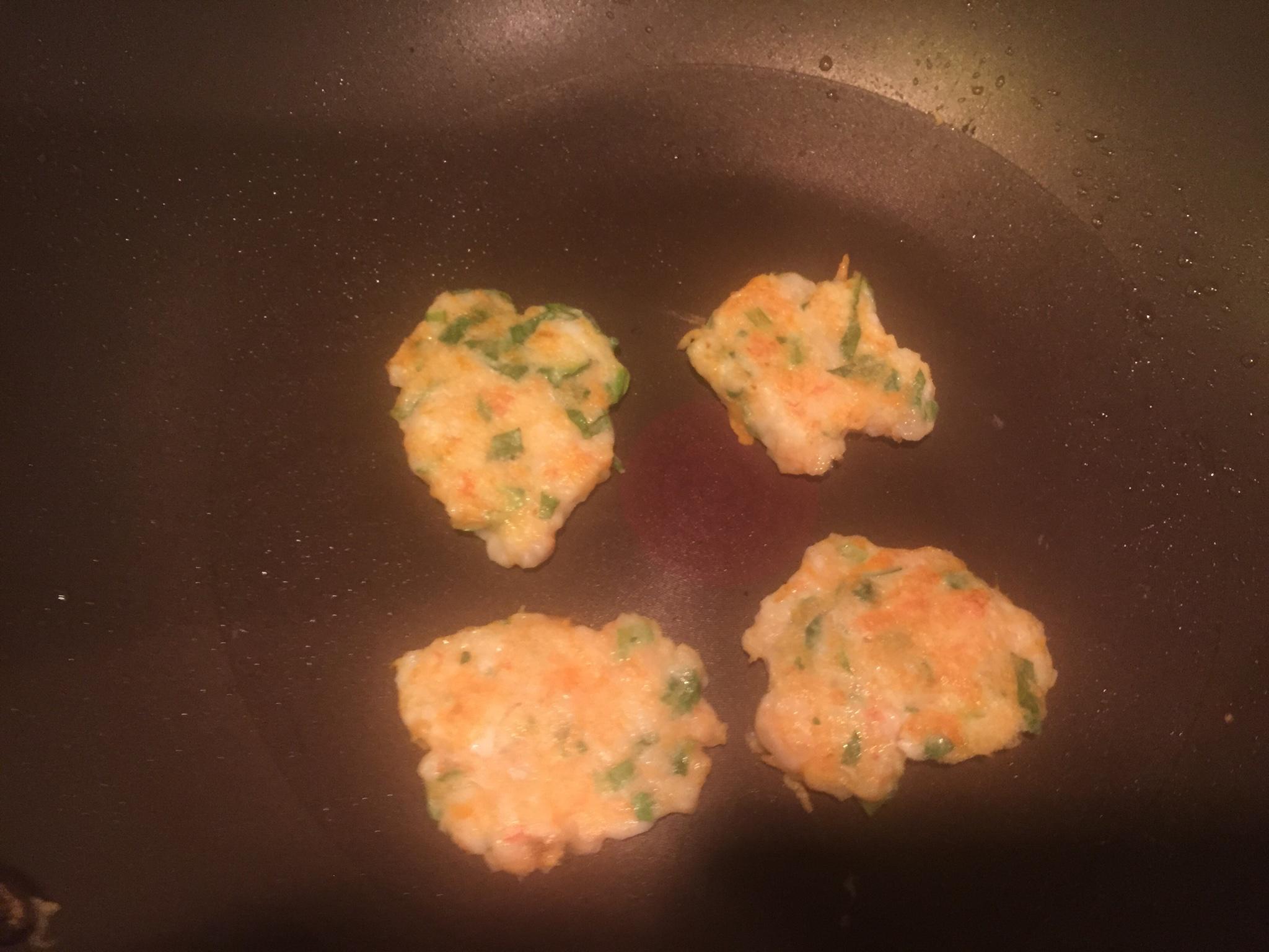 寶寶輔食：胡蘿蔔蔬菜蝦餅的做法 步骤6