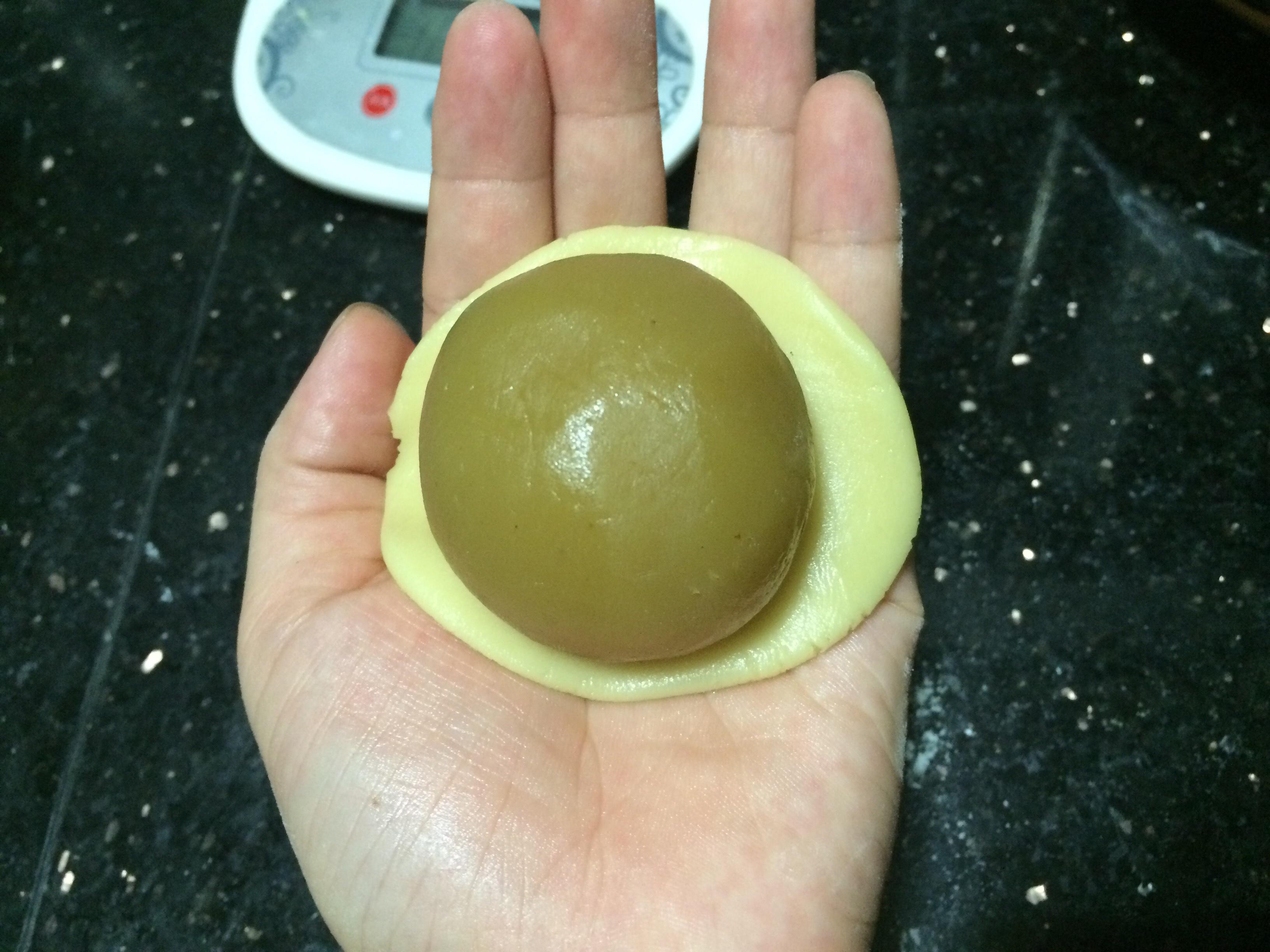 廣式-白蓮蓉蛋黃月餅的做法 步骤10