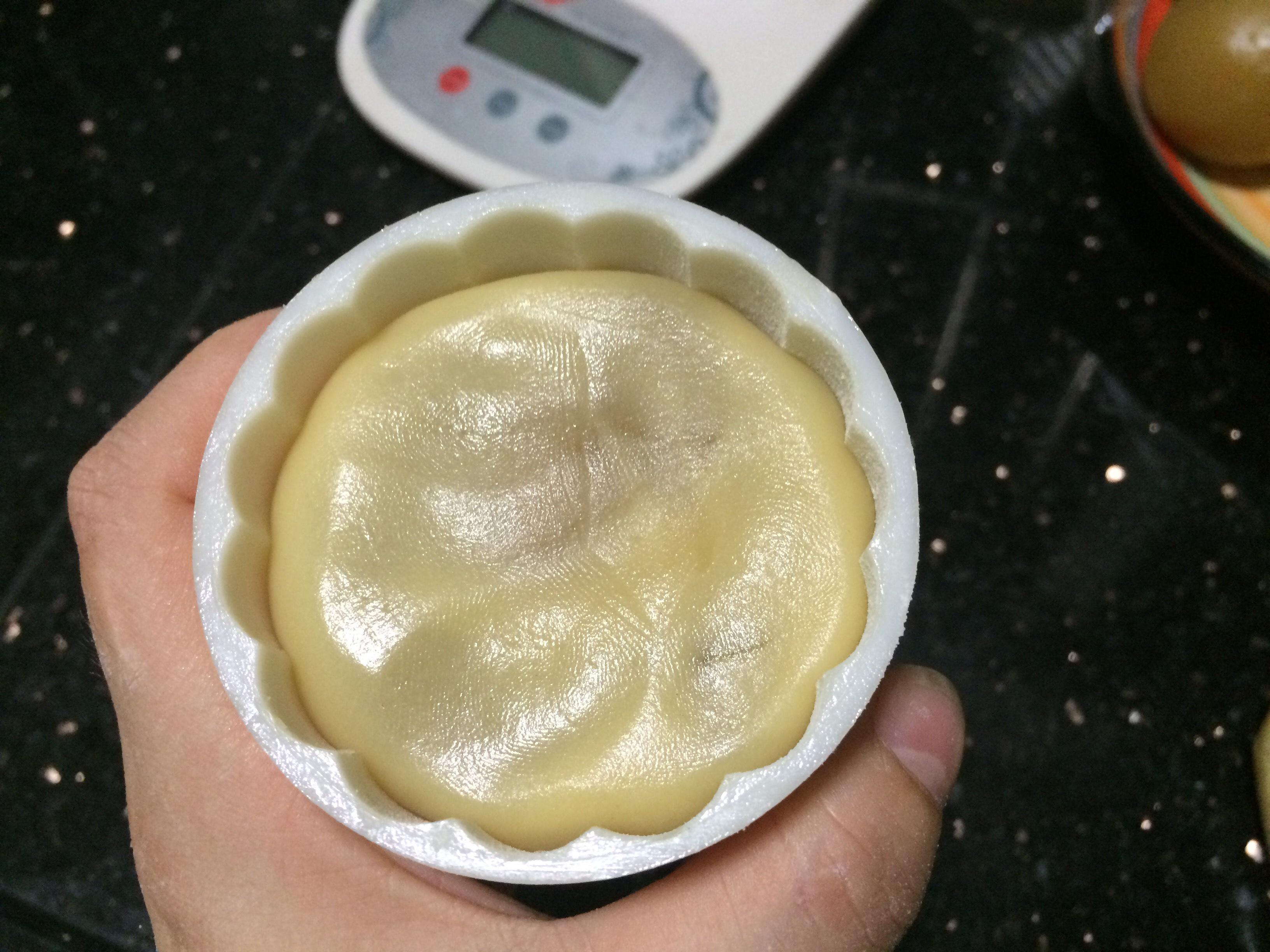 廣式-白蓮蓉蛋黃月餅的做法 步骤12