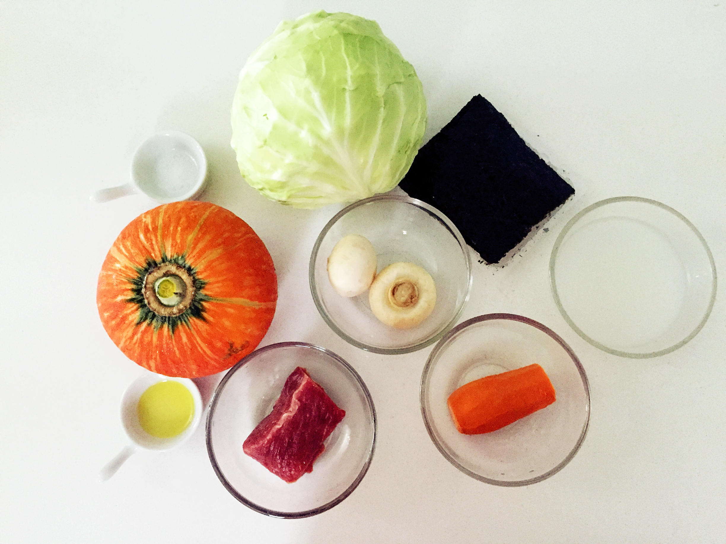 寶寶輔食：清蒸牛肉海苔包菜卷+南瓜蘑菇湯—清淡的「輕」蔬料理，提高夏日食慾！的做法 步骤1