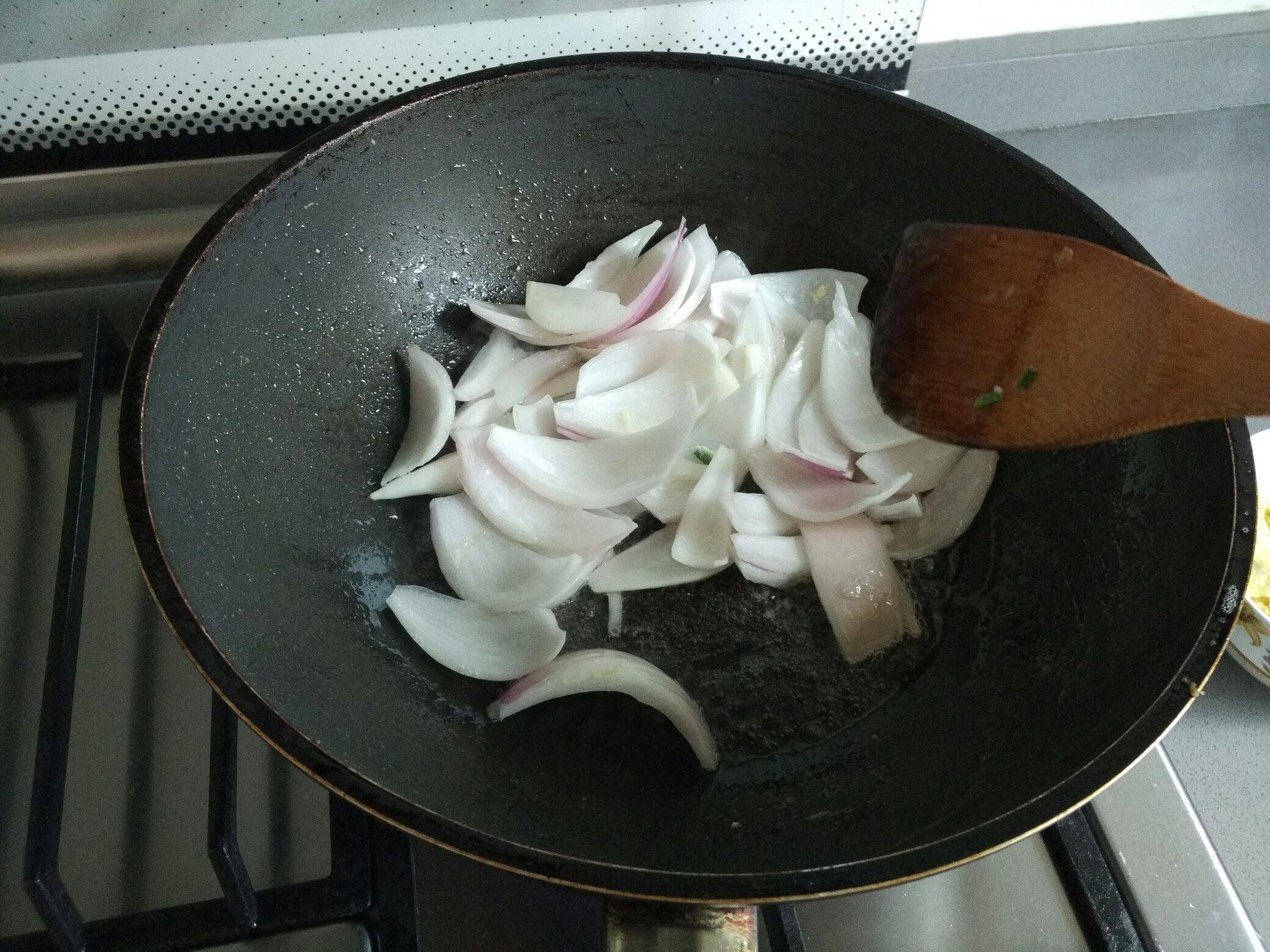 青椒洋蔥炒牛肉&小蔥炒雞蛋蓋澆飯的做法 步骤2