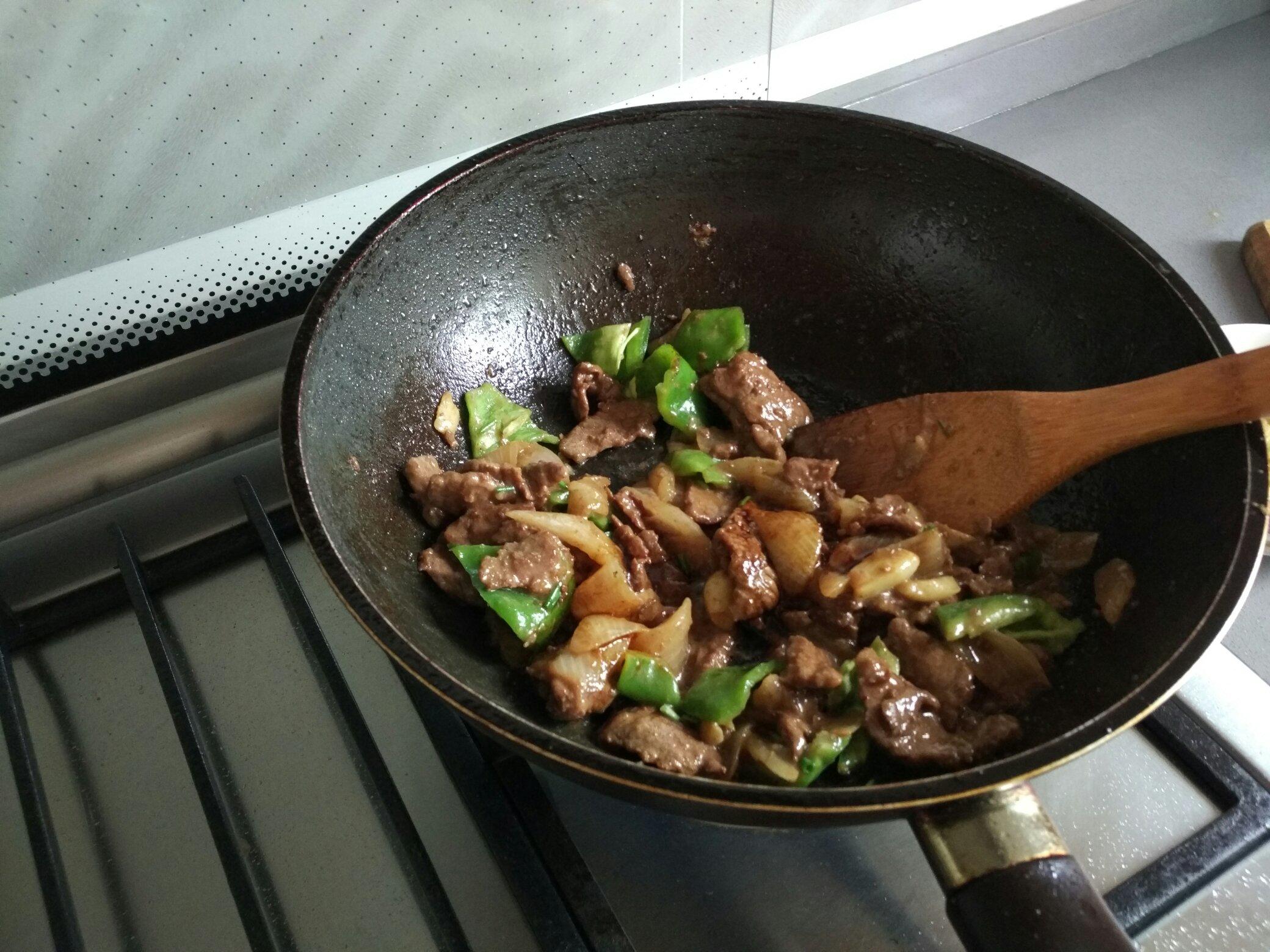 青椒洋蔥炒牛肉&小蔥炒雞蛋蓋澆飯的做法 步骤5