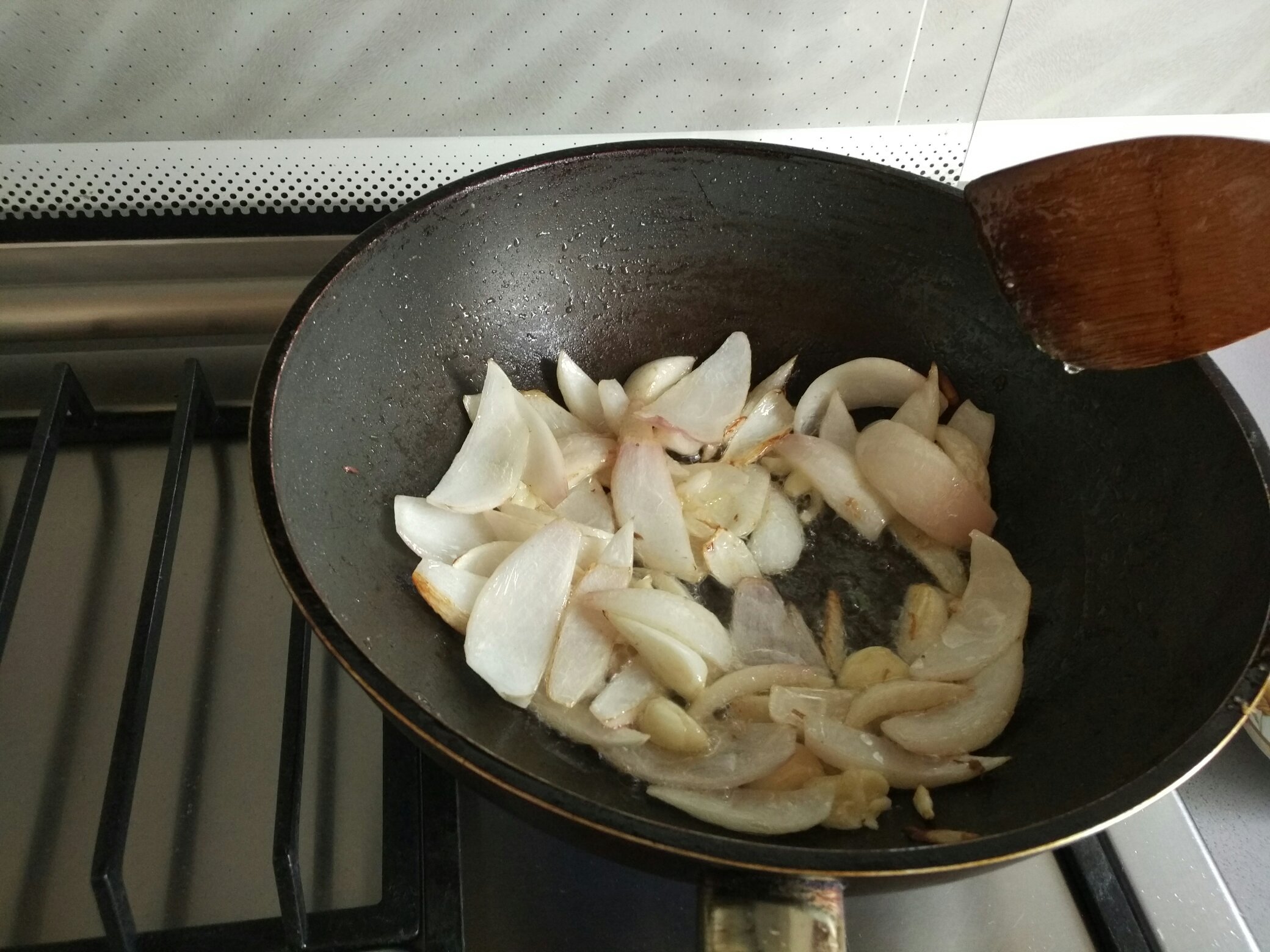 青椒洋蔥炒牛肉&小蔥炒雞蛋蓋澆飯的做法 步骤3