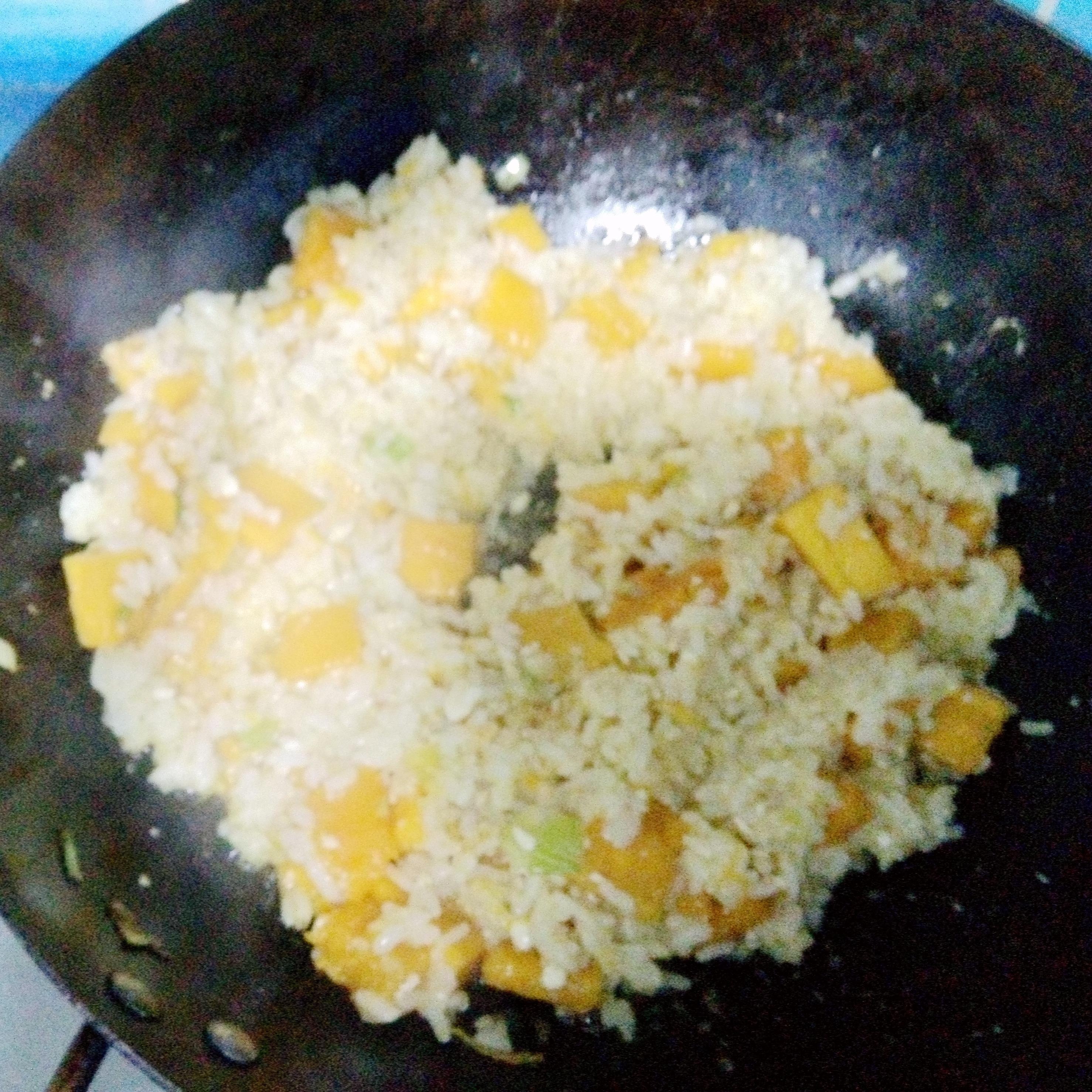 鹹蛋南瓜燜飯的做法 步骤6