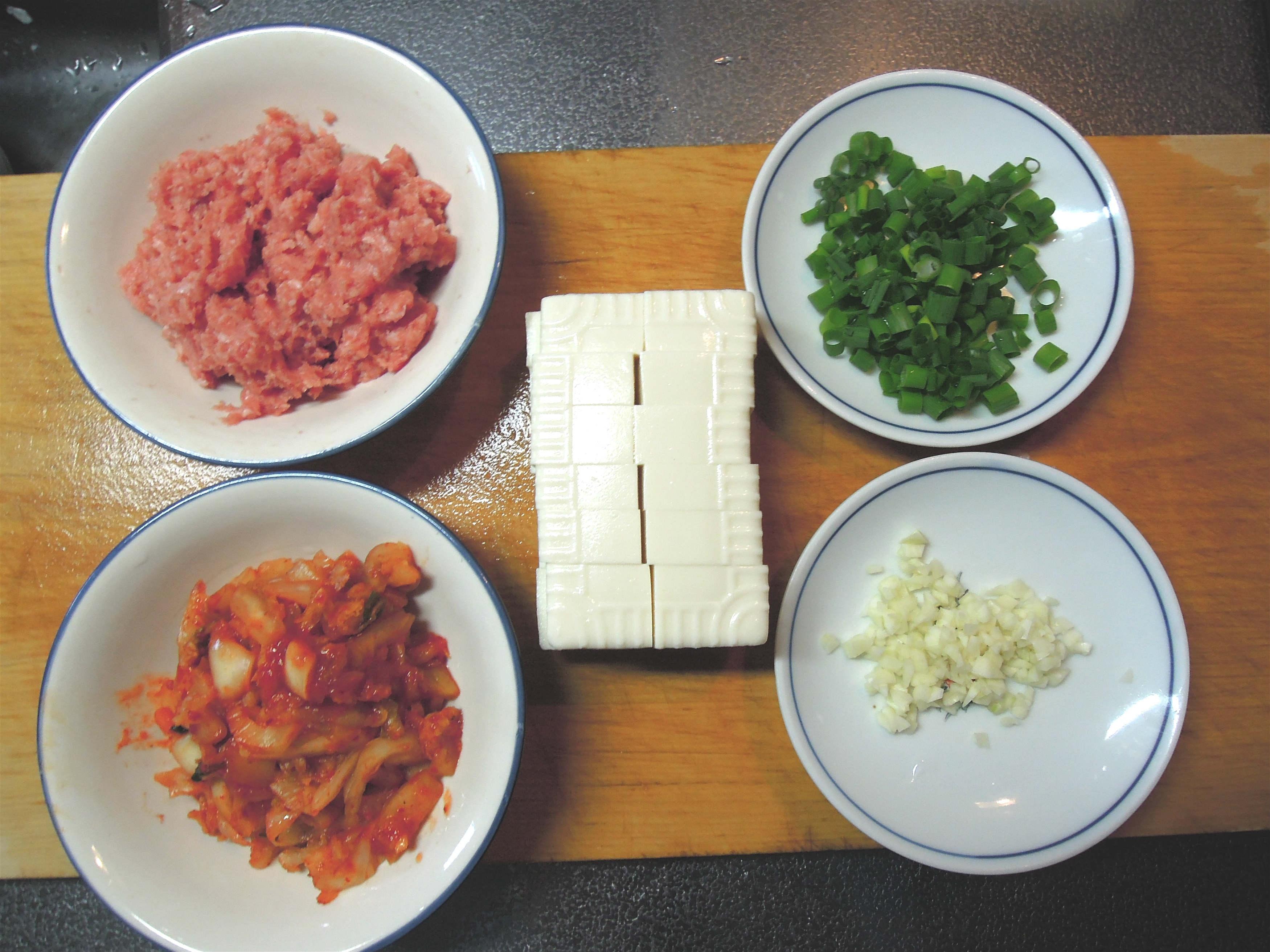 泡菜肉末豆腐的做法 步骤1