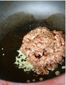 肉末豌豆的做法 步骤3