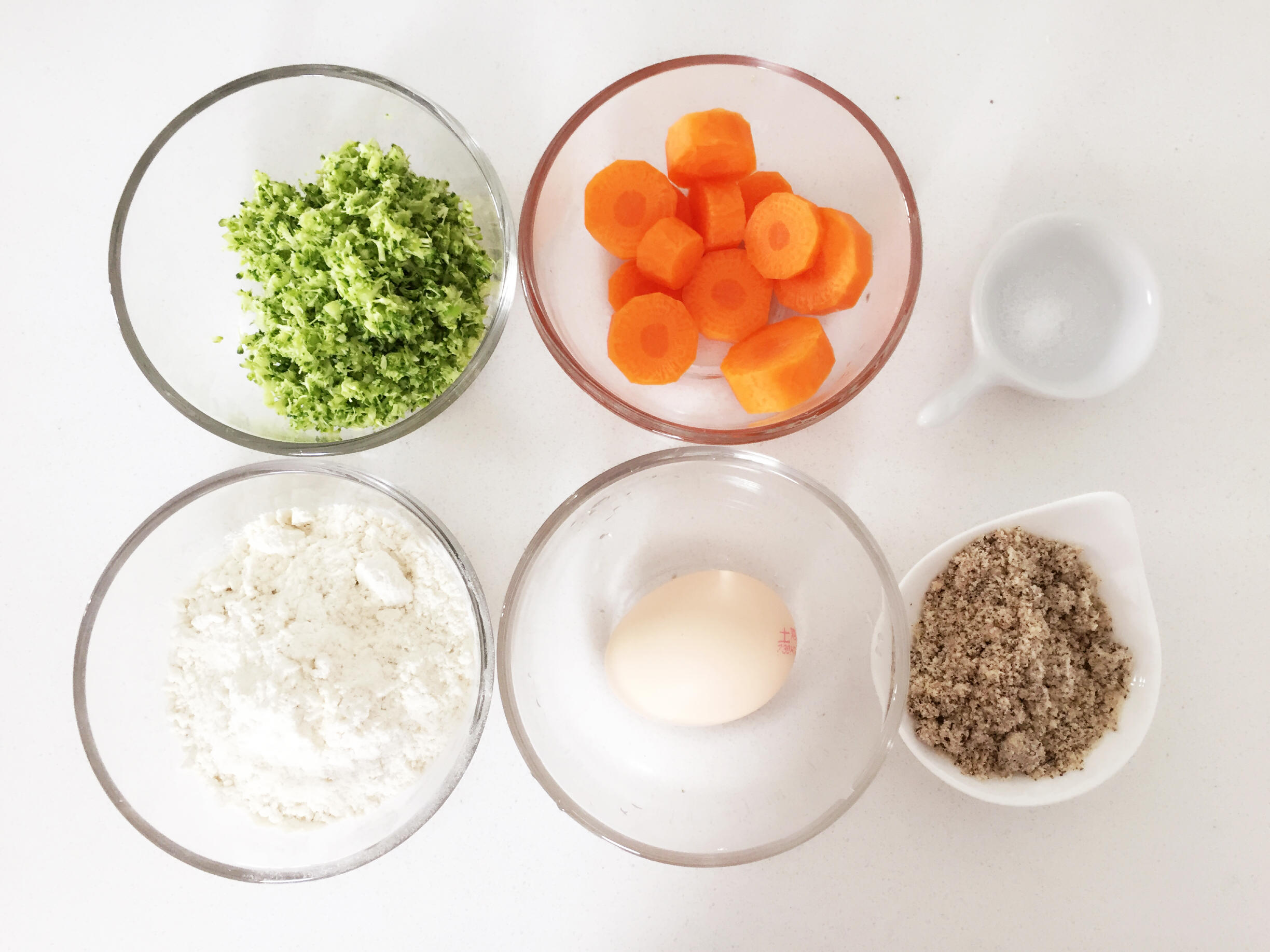 寶寶輔食：蔬菜核桃彩虹餅—吃法百變彩虹餅，給寶寶新鮮，省媽媽力氣的做法 步骤1