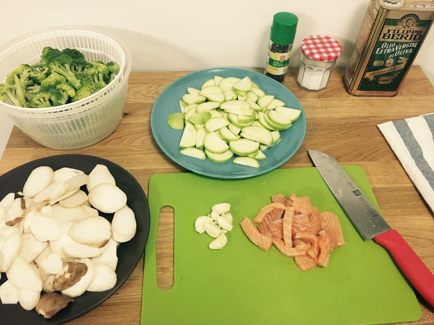 烤蔬菜加點三文魚的做法 步骤2