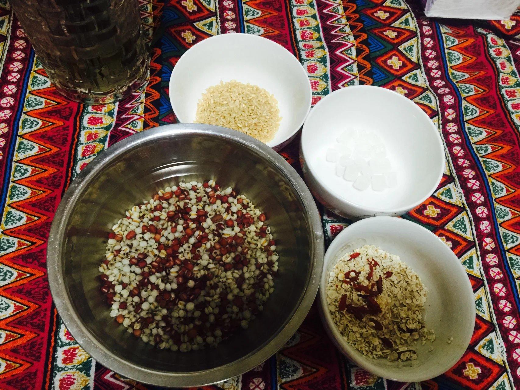夏日祛溼排毒：紅豆薏仁糙米燕麥粉的做法 步骤1