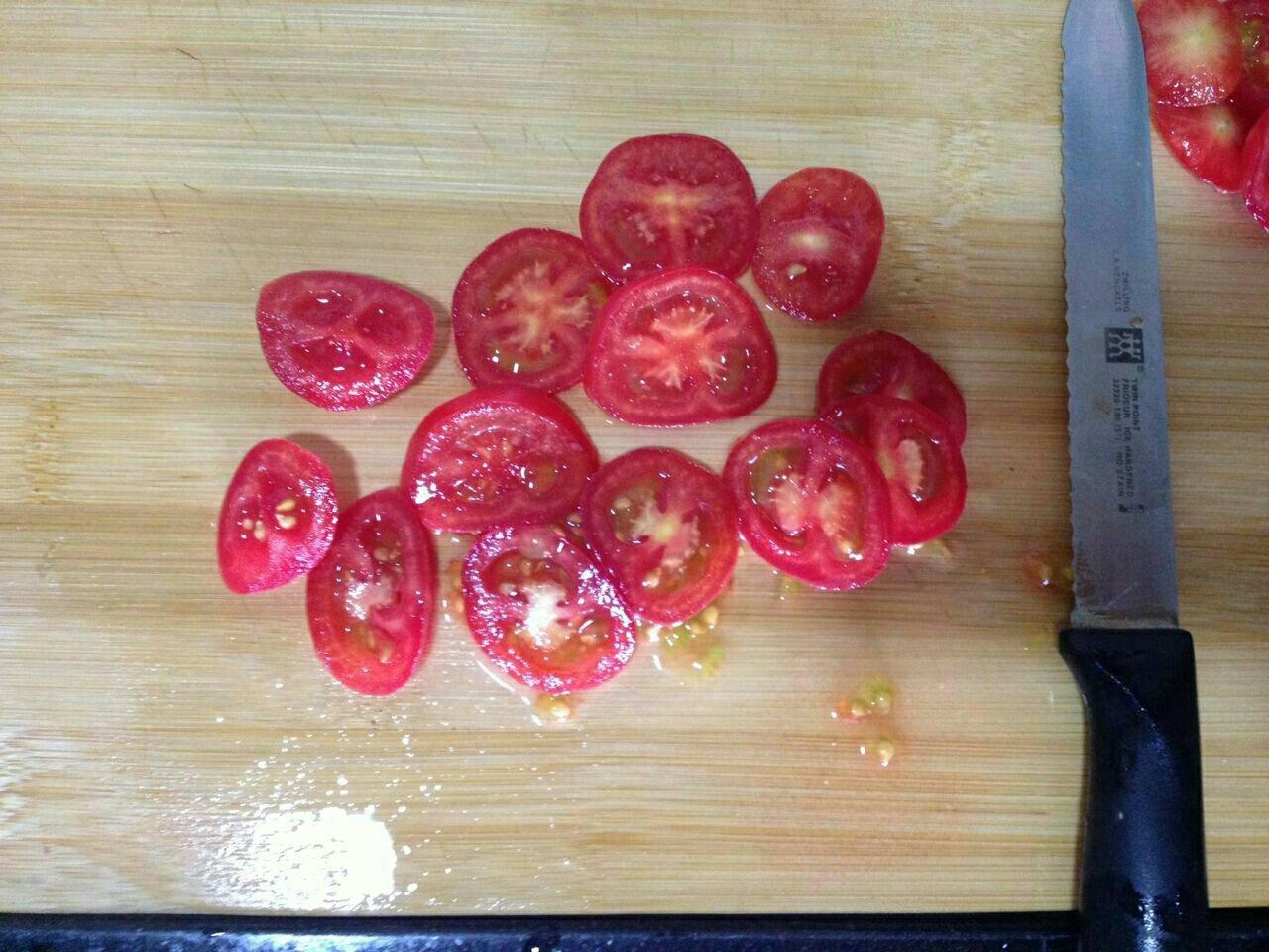 小番茄蛋卷&小米百合粥的做法 步骤3