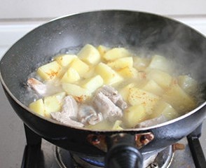 排骨燉土豆的做法 步骤10