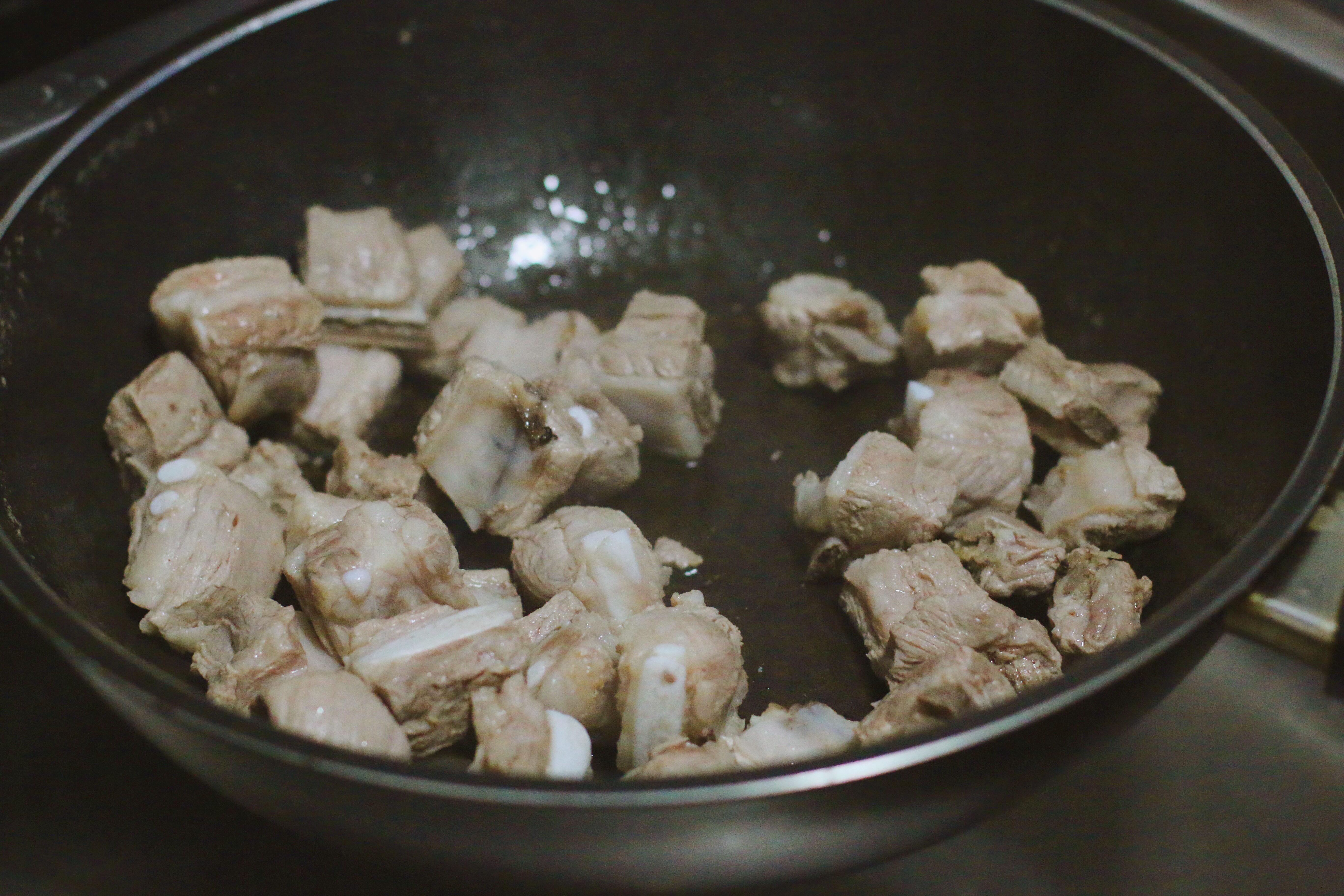 芋頭排骨燜飯—有飯有肉有菜一人食的做法 步骤2