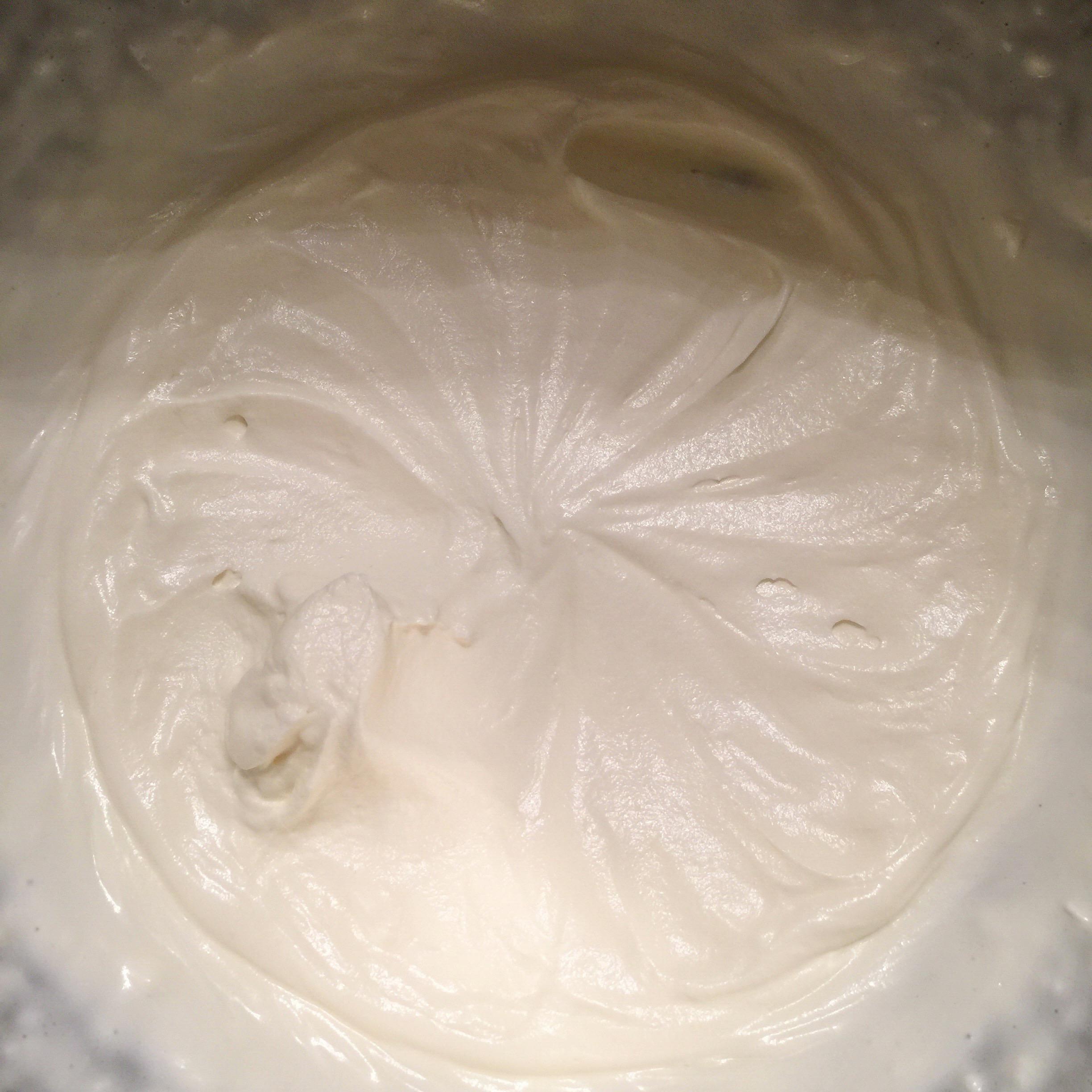 正宗紅絲絨cupcake—馬斯卡彭奶油霜的做法 步骤14