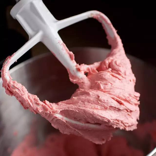 愛心蛋糕：Part2. 草莓奶油霜strawberry butter cream的做法 步骤3