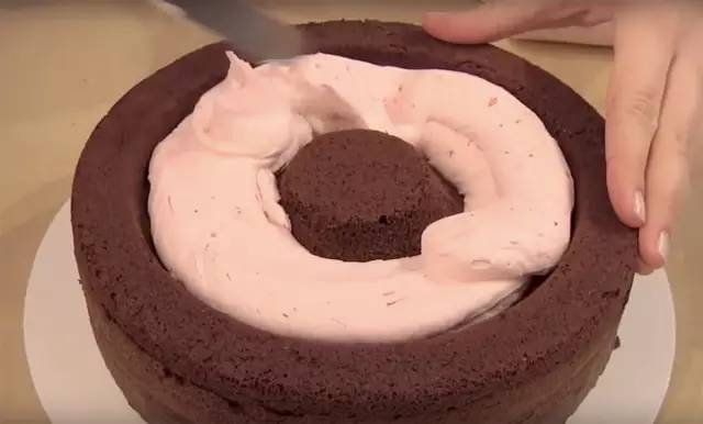 愛心蛋糕：Part2. 草莓奶油霜strawberry butter cream的做法 步骤6