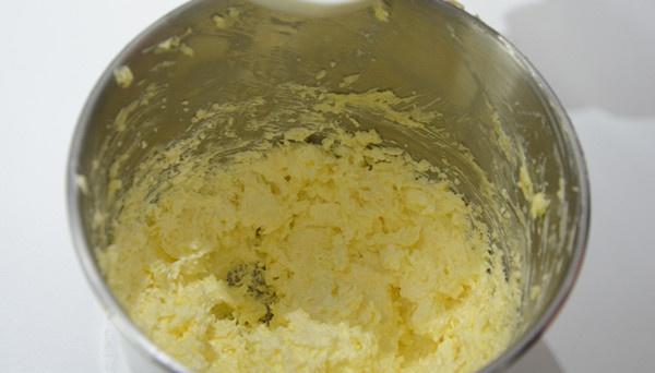 淡奶油奶油霜的做法 步骤2