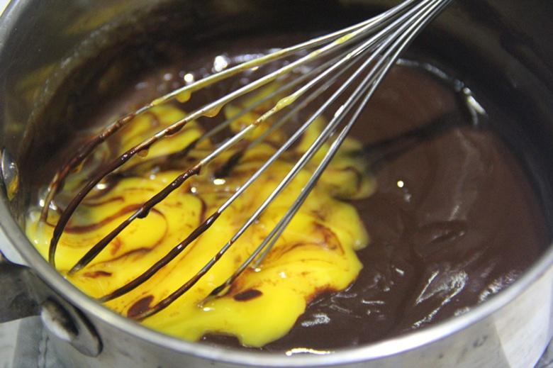古典巧克力cupcake配馬斯卡彭奶油霜的做法 步骤2