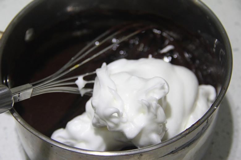 古典巧克力cupcake配馬斯卡彭奶油霜的做法 步骤3