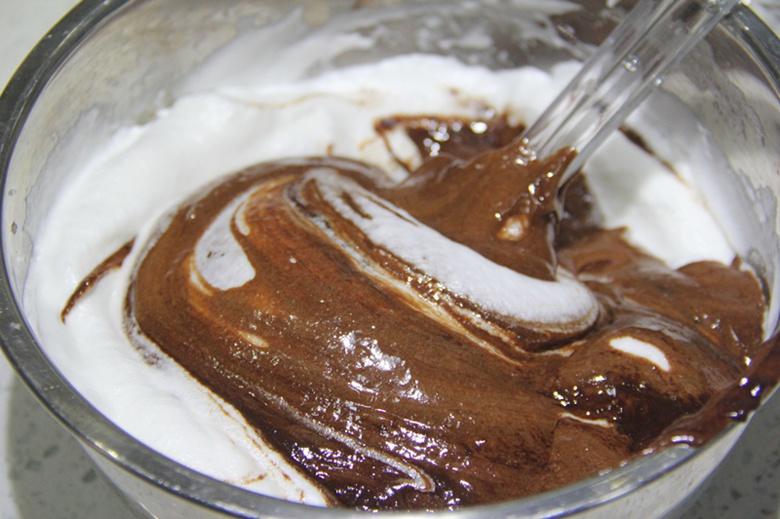 古典巧克力cupcake配馬斯卡彭奶油霜的做法 步骤4