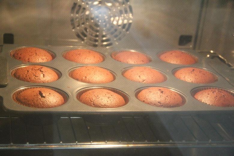 古典巧克力cupcake配馬斯卡彭奶油霜的做法 步骤7