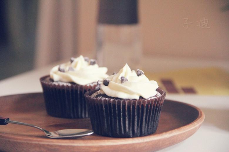 古典巧克力cupcake配馬斯卡彭奶油霜的做法 步骤8