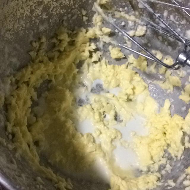 淡奶油奶油霜(適合裱花)的做法 步骤1