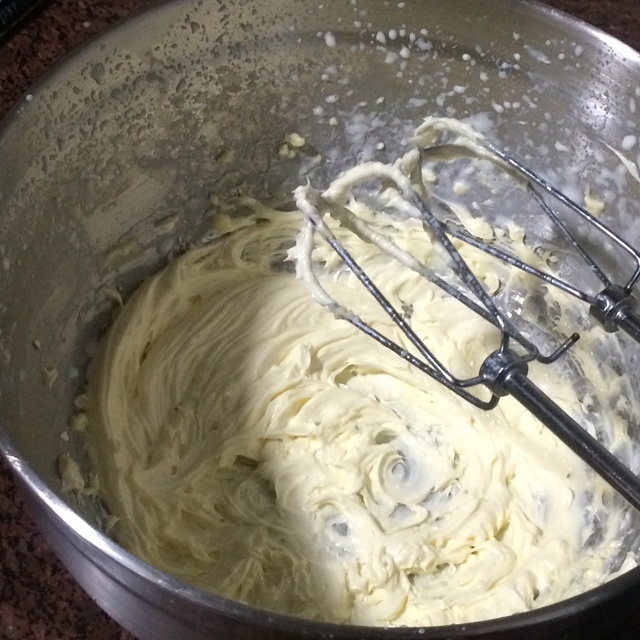 淡奶油奶油霜(適合裱花)的做法 步骤2