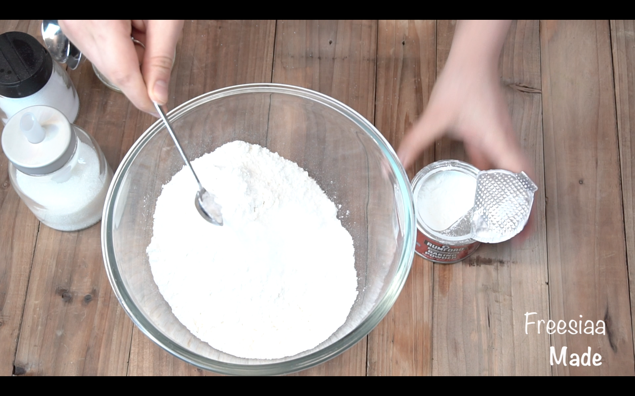 【視訊】3分鐘 奶油司康Scone(可能是世界上最快手的司康) 消耗淡奶油～的做法 步骤1