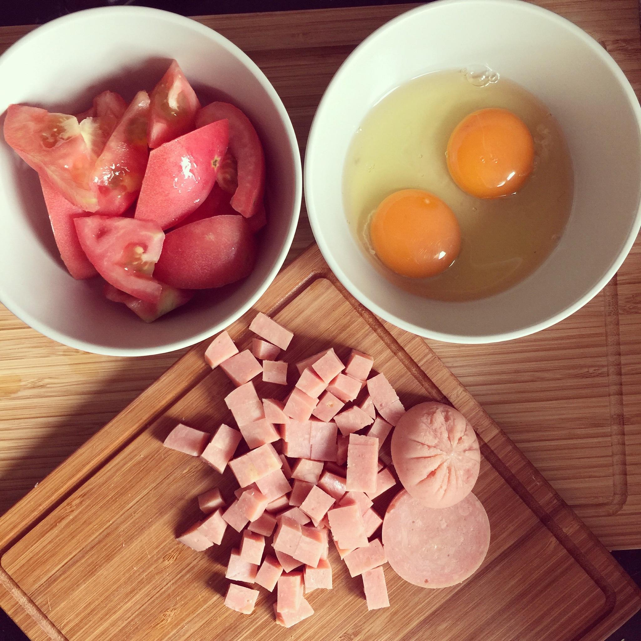 甜辣西紅柿蛋腸炒飯（拯救冰箱裏的剩餘食材）的做法 步骤1